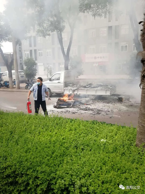 驚險！高溫天小貨車“上火” 萬幸！路遇公交車長及時“滅火”